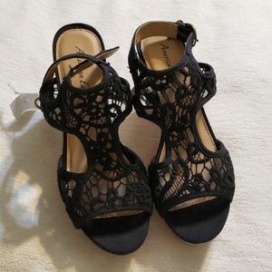 NWT American Eagle platform black lace sandals